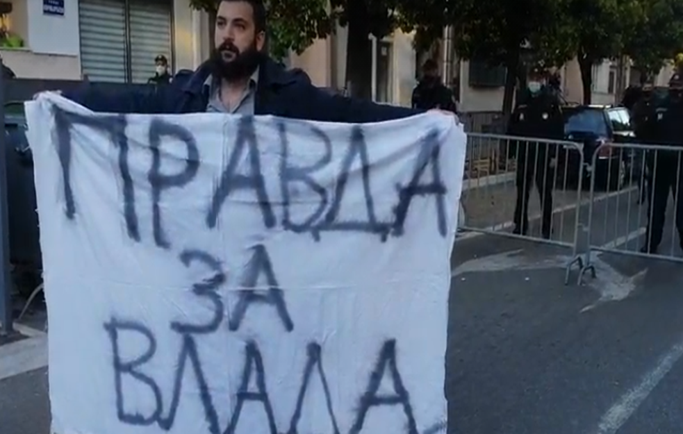 PROTEST PROTIV SMENE LEPOSAVIĆA: Stotine građana se okupilo ispred Vlade Crne Gore, BLOKIRALI ULICE u više gradova (VIDEO)   