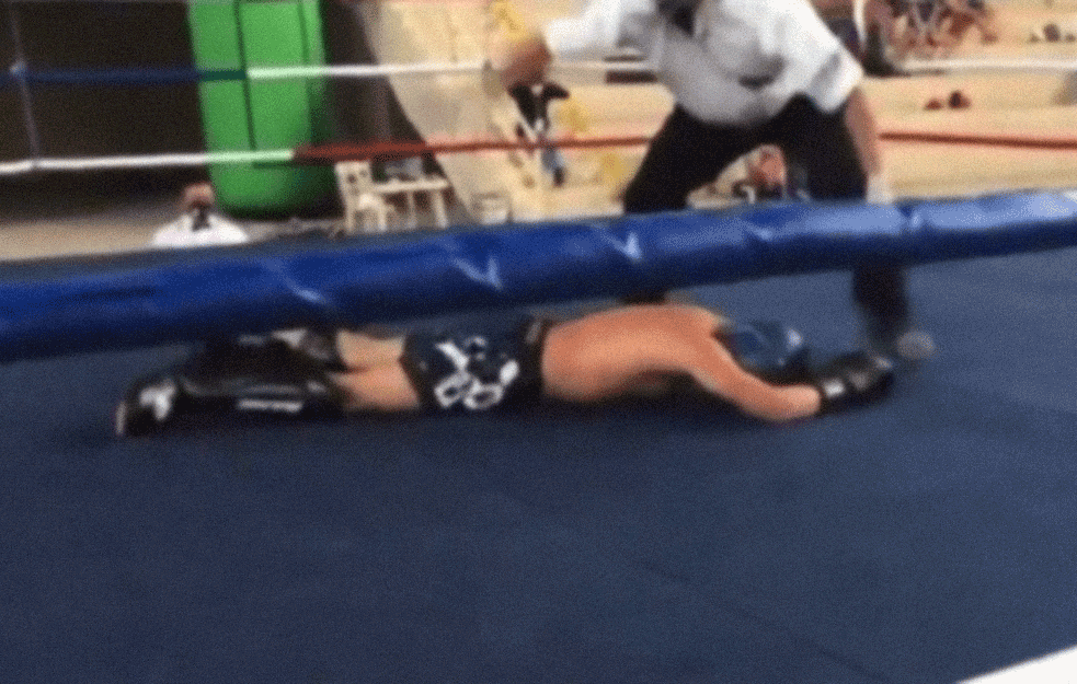 HOROR U RINGU: Bokser PAO NA POD MRTAV! (VIDEO) 