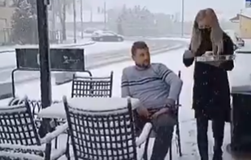 POBEDNIK DANA! Jedva dočekao otvaranje bašte kafića, sad ga ni sneg ne može oterati! (VIDEO) 