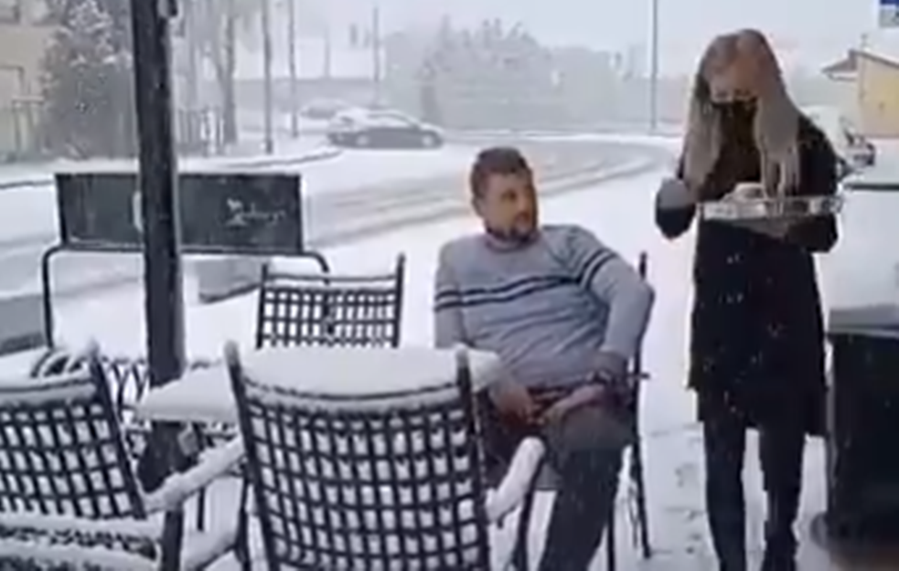 POBEDNIK DANA! Jedva dočekao otvaranje <span style='color:red;'><b>bašte kafića</b></span>, sad ga ni sneg ne može oterati! (VIDEO) 