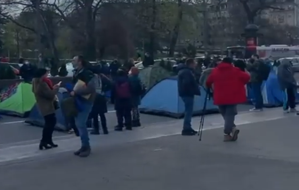 FRILENSERI POSTAVLJAJU ŠATORE ISPRED SKUPŠTINE: Nezadovoljni odlukom Vlade, spremaju se PROTESTI za sutra (VIDEO) 