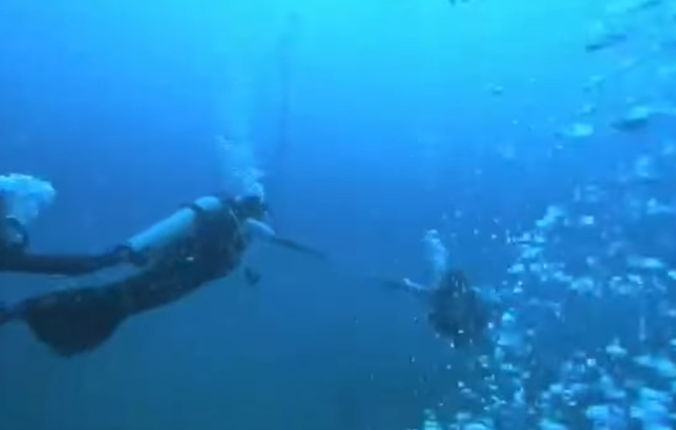 NEVEROVATNO VENČANJE POD VODOM: Da li biste se usudili na ovako nešto? (VIDEO)