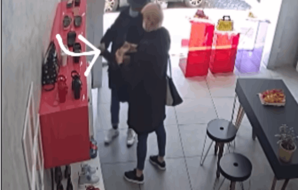 BESRAMNA KRAĐA U PO BELA DANA: Vlasnik beogradskog <span style='color:red;'><b>butik</b></span>a objavio snimak kao upozorenje (VIDEO)