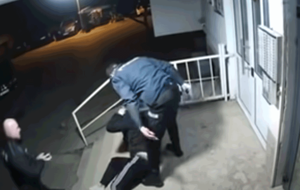 PREMLATILI MOMKA ISPRED ULAZA U ZGRADU: Policija ga BRUTALNO pretukla zbog kršenja mera?! (VIDEO)

