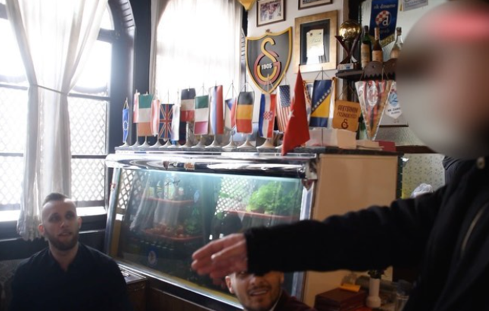 DRAMA U SARAJEVSKOM LOKALU: Ušli u restoran i napali VODITELJA I PEVAČE (VIDEO)