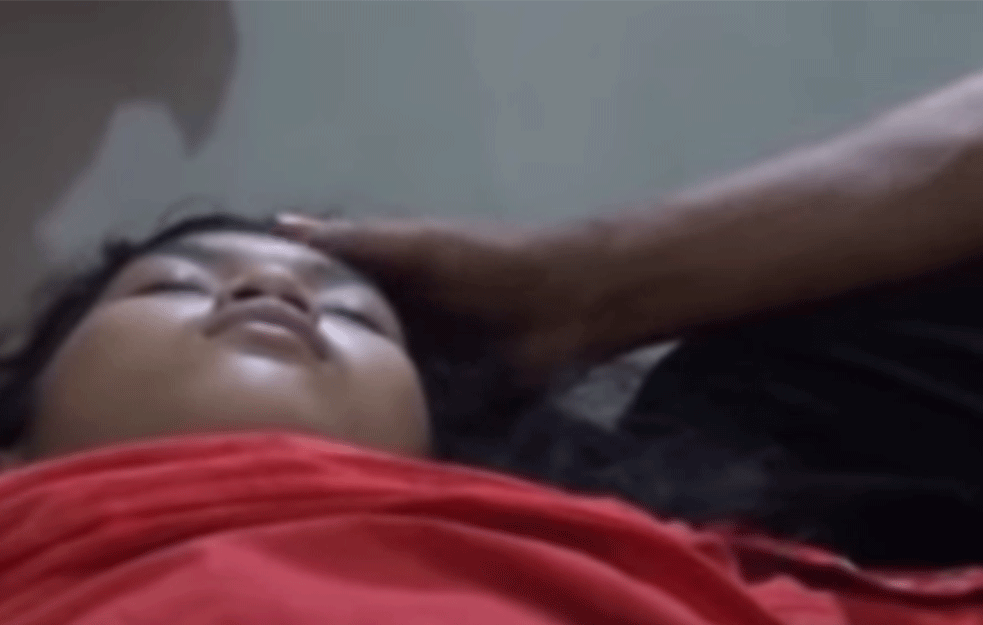 <span style='color:red;'><b>USPAVAN</b></span>A LEPOTICA IZ INDONEZIJE: Devojka - medicinski fenomen POVREMENO spava po 13 dana (VIDEO)