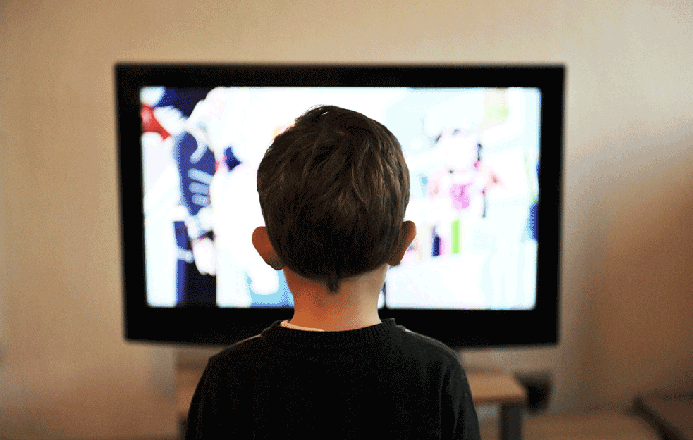 ZAŠTITE SVOJE NAJVOLJENIJE: Studija dokazala - predugo <span style='color:red;'><b>gledanje televizije</b></span> uzrokuje srčane probleme kod dece!