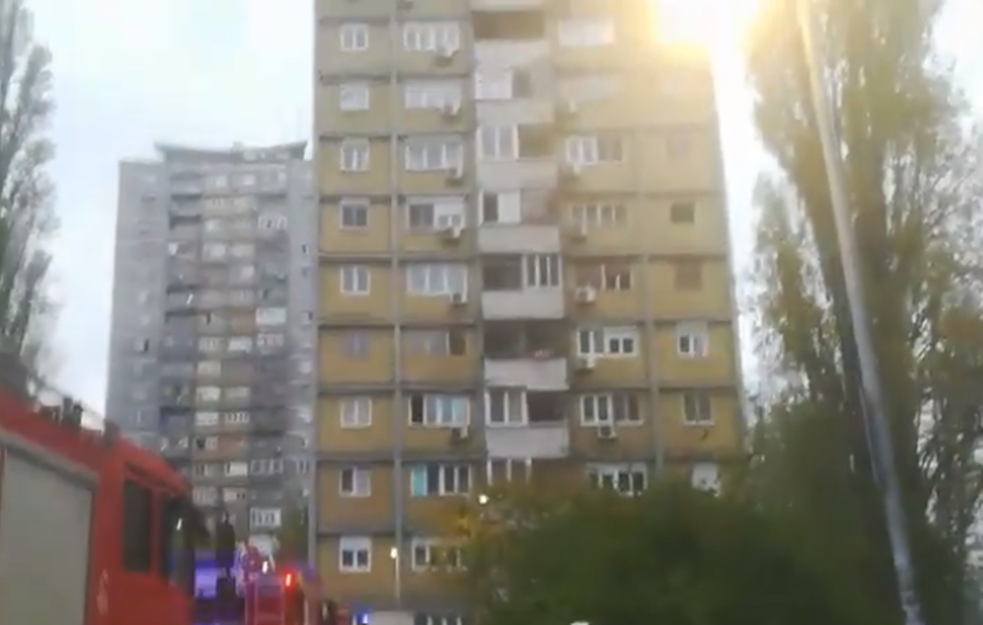 Stanari zgrade u kojoj je izbio POŽAR PREPLAŠENI: 'Čula sam PUCNJAVU, svuda je SIJALO' (VIDEO) 