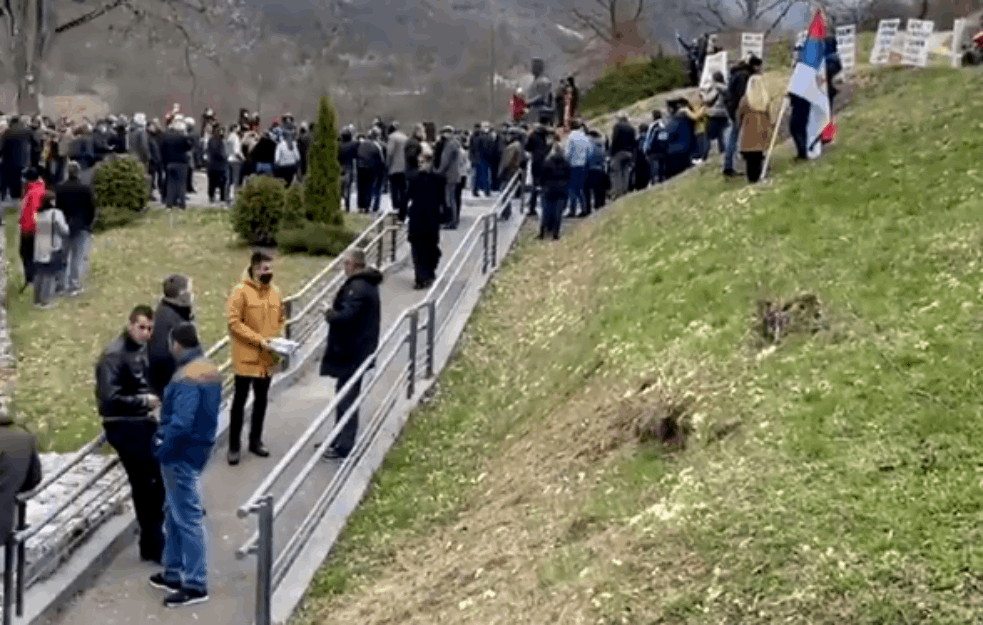 PROTEST U GORNJOJ DOBRINJI: Građani protiv rudnika litijuma (FOTO+VIDEO)