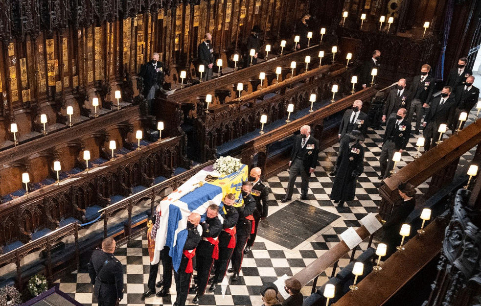 Ljubavna priča princa Filipa i kraljice Elizabete II još nije gotova: Posmrtni ostaci vojvode od <span style='color:red;'><b>Edinburg</b></span>a biće premešteni iz kapele Svetog Đorđa (FOTO+VIDEO)