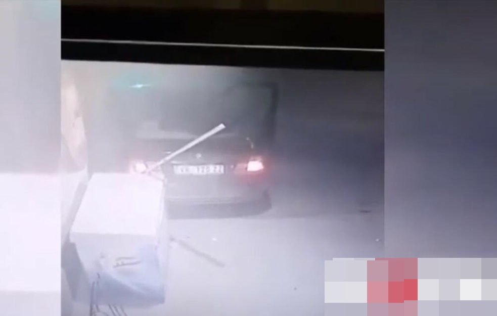 FILMSKA SCENA U LESKOVCU! Bežeći od policije 'mercedesom' <span style='color:red;'><b>UDARIO u zid</b></span>, a onda je IZBACIO suvozača (VIDEO)