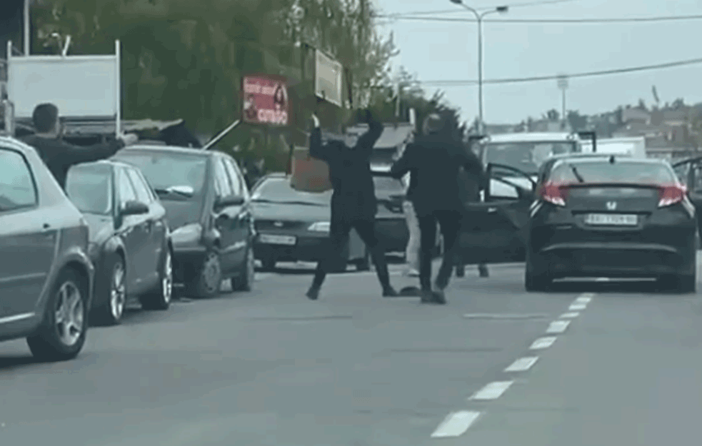 BRUTALNA TUČA U ŽARKOVU: Više muškaraca se potuklo nasred ulice, gađali se STOLICAMA I PALICAMA! (VIDEO)








