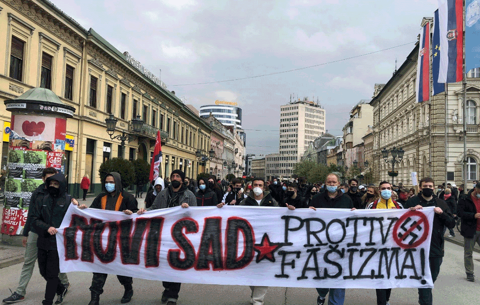 AN<span style='color:red;'><b>TIFA</b></span>ŠISTIČKI PROTEST U NOVOM SADU: 'Nećemo da živimo u strahu, ovo je borba protiv siledžija!