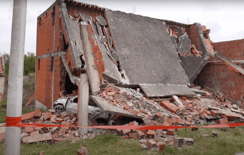 ULETELI ‘MERCEDESOM’, PA SRUŠILI POLA KUĆE: Na putu Palanka-Pl<span style='color:red;'><b>ana mladić</b></span>i udarili u most, odbacio ih na noseće stubove (FOTO+VIDEO)