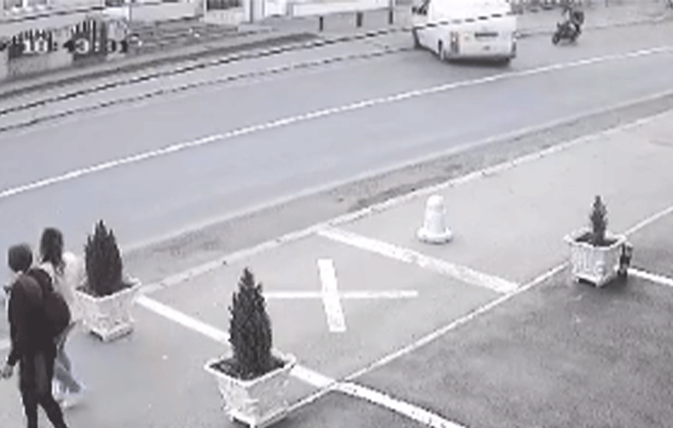 Stravičan snimak saobraćajne nesreće kod Stepojevca, motociklista se svom silinom zakucao u kombi (UZNEMIRUJUĆI VIDEO) 
