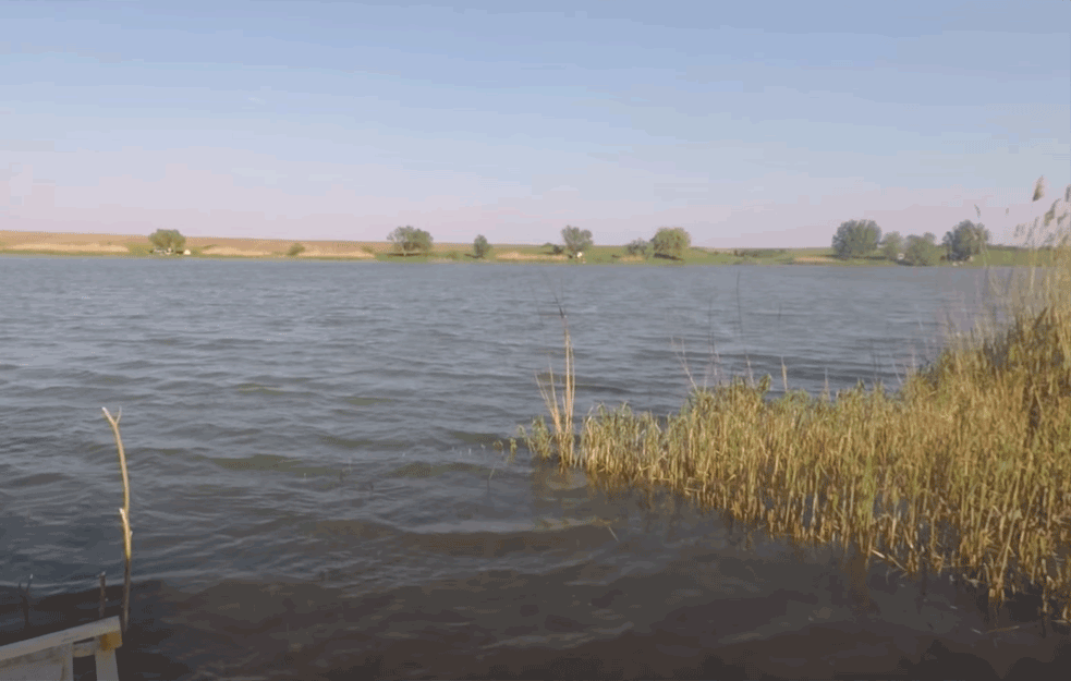 DEČAK SE UDAVIO U JEZERU KOD SREMSKE MITROVICE: Okliznuo se pa upao u jezero!