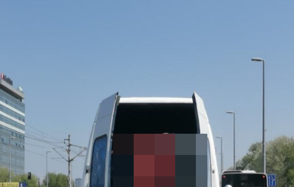 SRBIJA - ZEMLJA ČUDA! Neverovatan prizor 'transportovanja automobila' na Novom Beogradu (FOTO)  