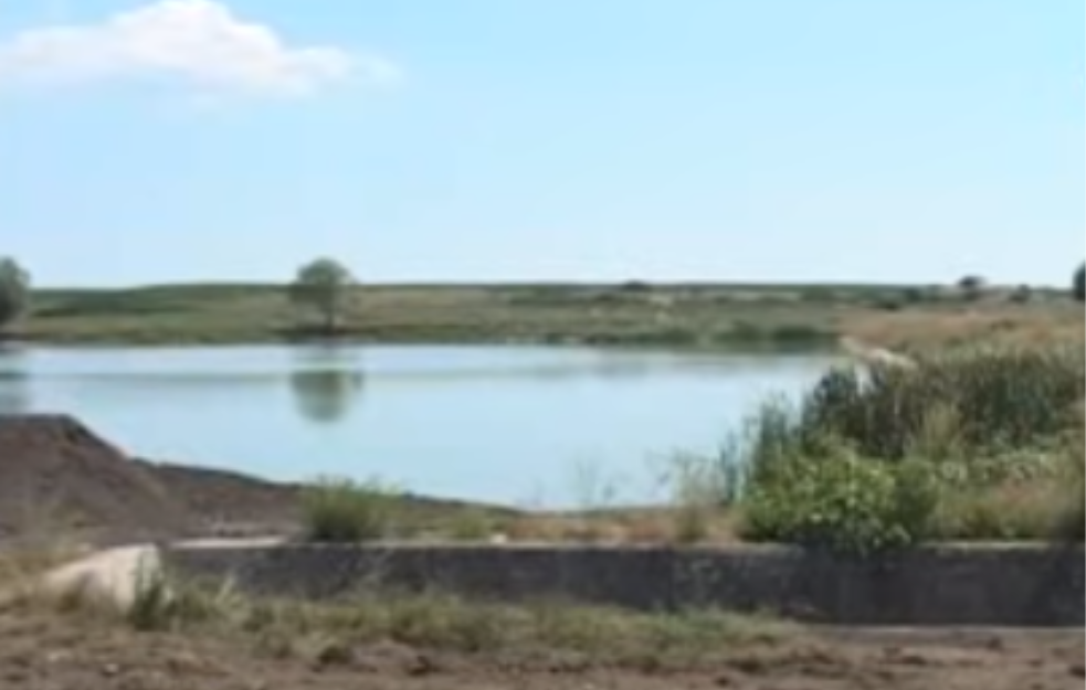 DETALJI UTAPANJA DEČAKA IZ SREMSKE MITROVICE: Deca se igrala pored jezera, a onda je sve KRENULO PO ZLU!  