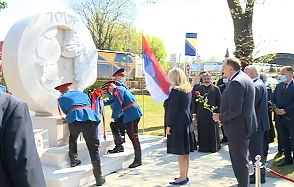 Da se '<span style='color:red;'><b>BLJESAK</b></span>' ne zaboravi! U Gradiški otkriven spomenik STRADALIM SRBIMA u hrvatskoj ZLOČINAČKOJ akciji (VIDEO)