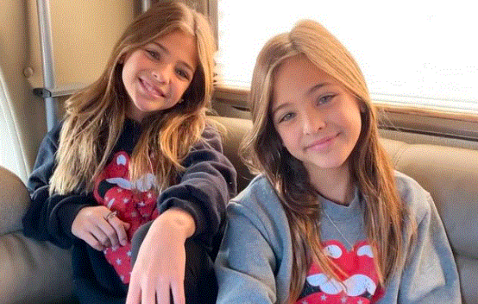 PROGLAŠENE SU NAJLEPŠIM BLIZNAKINJAMA NA SVETU, imaju skoro DVA MILIONA PRATILACA: Njihova mama otkrila je zašto izgledaju TUŽNO dok poziraju! (FOTO) 



