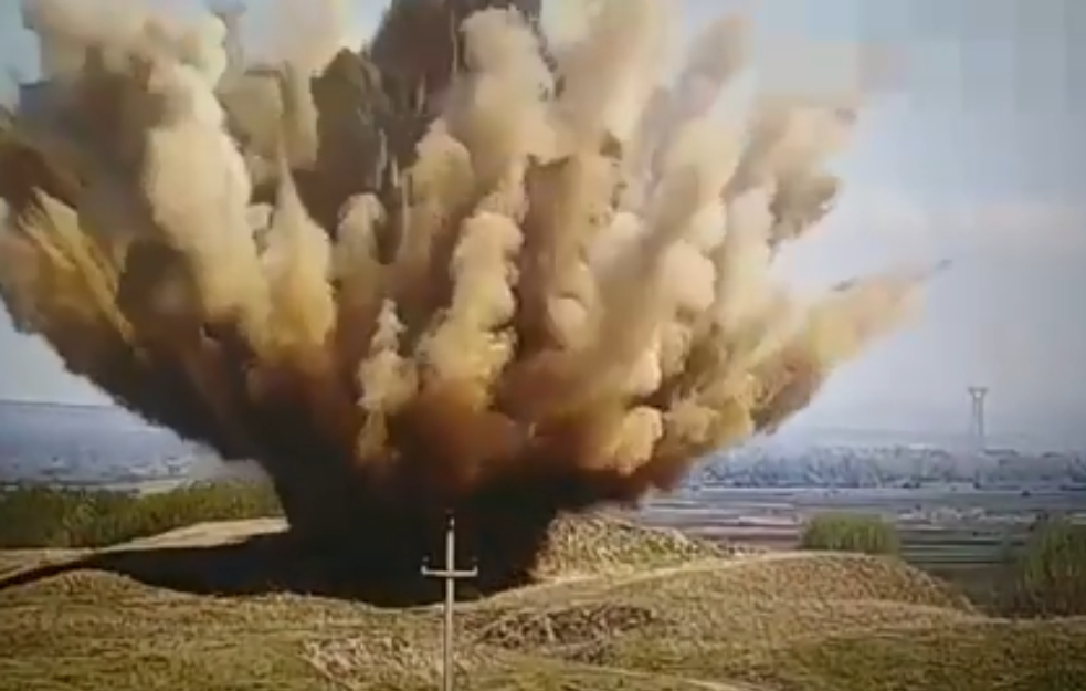 SNIMAK EKSPLOZIJE BOMBE SA BANOVOG BRDA: Digla se prašina, dim i komadi zemlje su leteli svuda unaokolo! (VIDEO)
