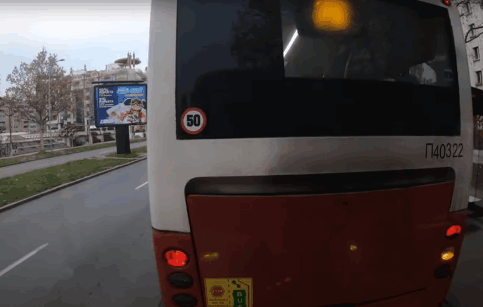 UŽAS U BEOGRADU: Muškarci UDARALI ŽENE ČEKIĆEM u gradskom prevozu! 


