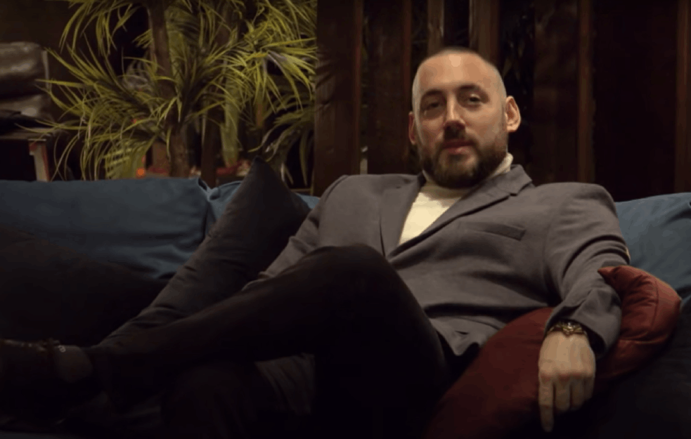 STRUGAR POKAZAO KAKO PIJE KAFU S PRVOM KOMŠINICOM: ‘Širimo ljubav’ veli Petar koleginici sa kojom deli terasu (VIDEO)