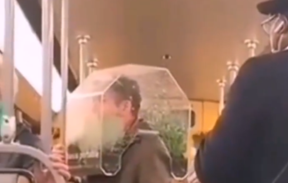HIT! Snimak koji je nasmejao CEO SVET! Pogledajte kako se muškarac u prevozu ŠTITI OD VIRUSA SA NAJBIZARNIJOM 'MASKOM'(VIDEO) 