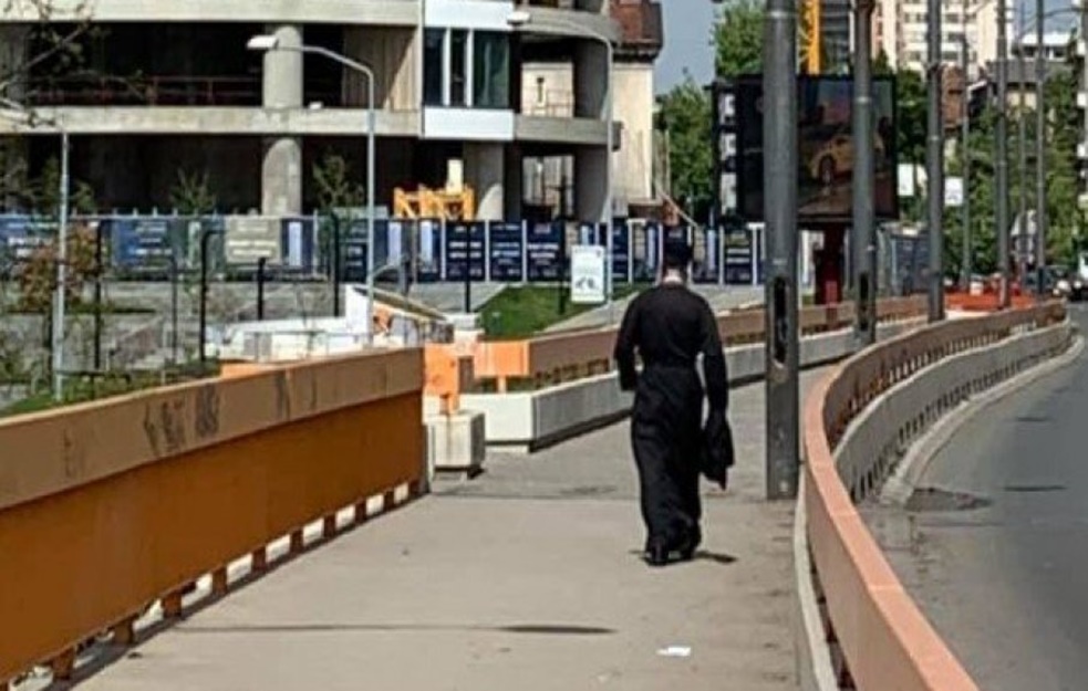 FOTOGRAFIJA KOJA ĆE VAS ODUŠEVITI: Patrijarh Porfirije se peške vraća sa <span style='color:red;'><b>bogosluženja</b></span>, Vladimir opisao susret (FOTO)
