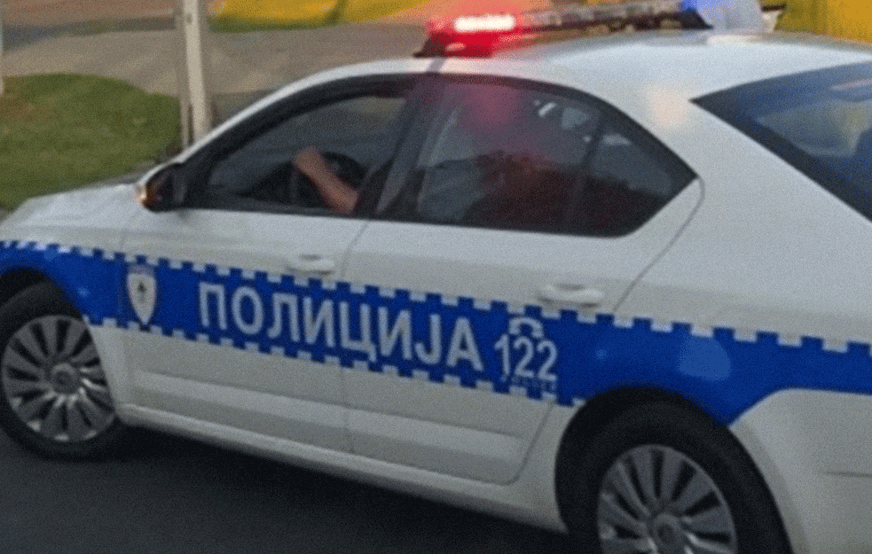 UPALI U KAFIĆ I SEKIROM NAPALI NEKOLIKO GOSTIJU: Policija zatekla polupan lokal