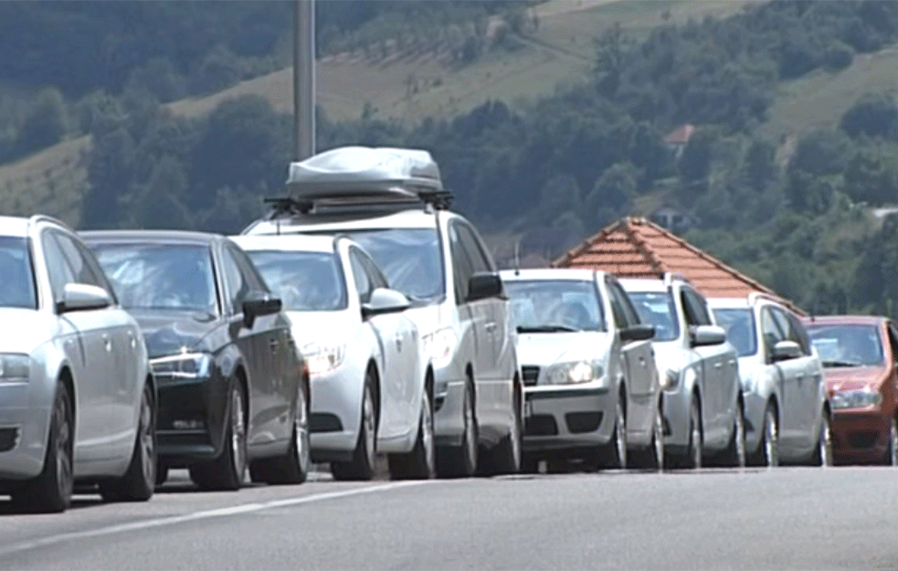 Crnogorci krenuli kući posle praznika: Kilometarske kolone na granici sa Srbijom