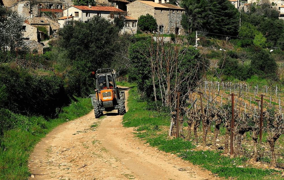 POLJOPRIVREDNIK NE<span style='color:red;'><b>HOTI</b></span>CE PREKROJIO GRANICU DVE DRŽAVE: 'Samo' pomerio je 'kamenje' sa putanje kojom vozi traktor