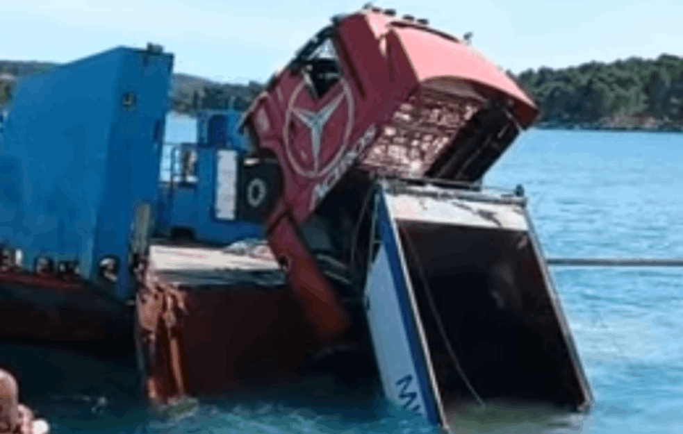DRAMATIČNA NESREĆA NA <span style='color:red;'><b>HVAR</b></span>U: Kamion pun asfalta sa broda sleteo u more (VIDEO)