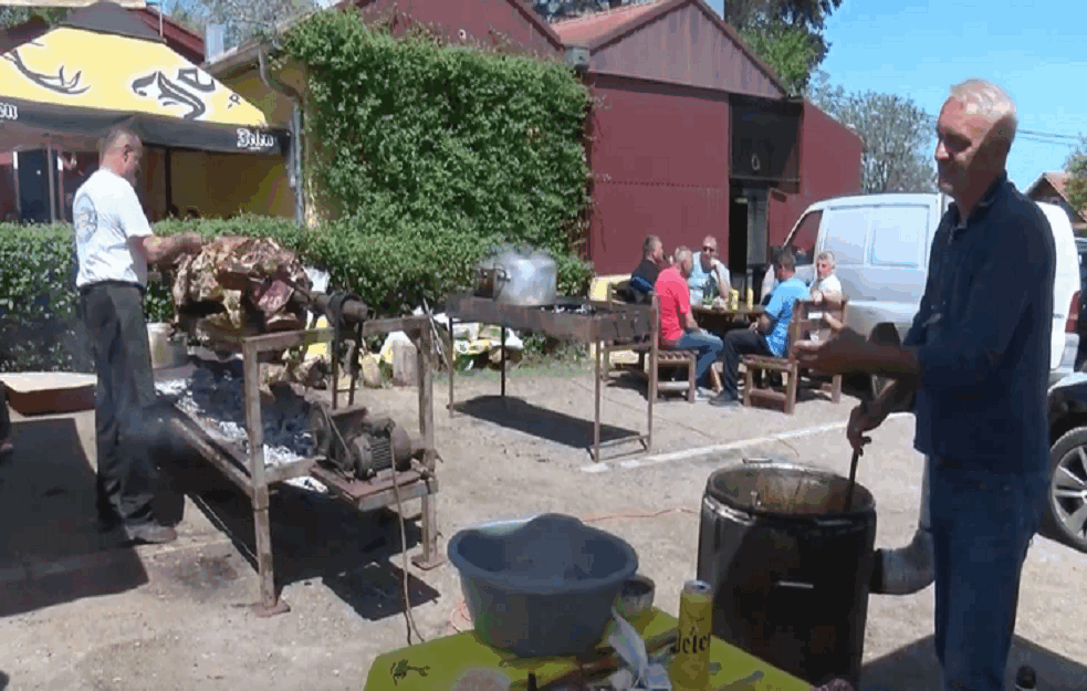 NESVAKIDAŠNJI SKUP U KRAGUJEVAČKOJ KAFANI! Vo na ražnju, DAVANJE KRVI i VAKCINACIJA: Na meniju Fajzer i <span style='color:red;'><b>Sinofarm</b></span>! (VIDEO)  