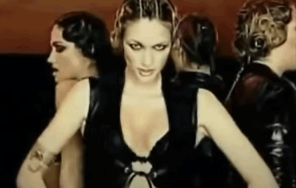 BILA JE IZAZOVNA MODELSICA, A DANAS SE POSVETILA VERI: Udata je za pevača i EVO KAKO IZGLEDA! (FOTO)