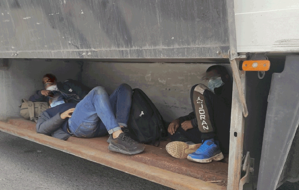 ZA PRAZNIKE NA GRANICAMA JEZIVI PREKRŠAJI: Krijumčarili migrante, mobilne telefone krili ispod kovčega za pokojnike!
