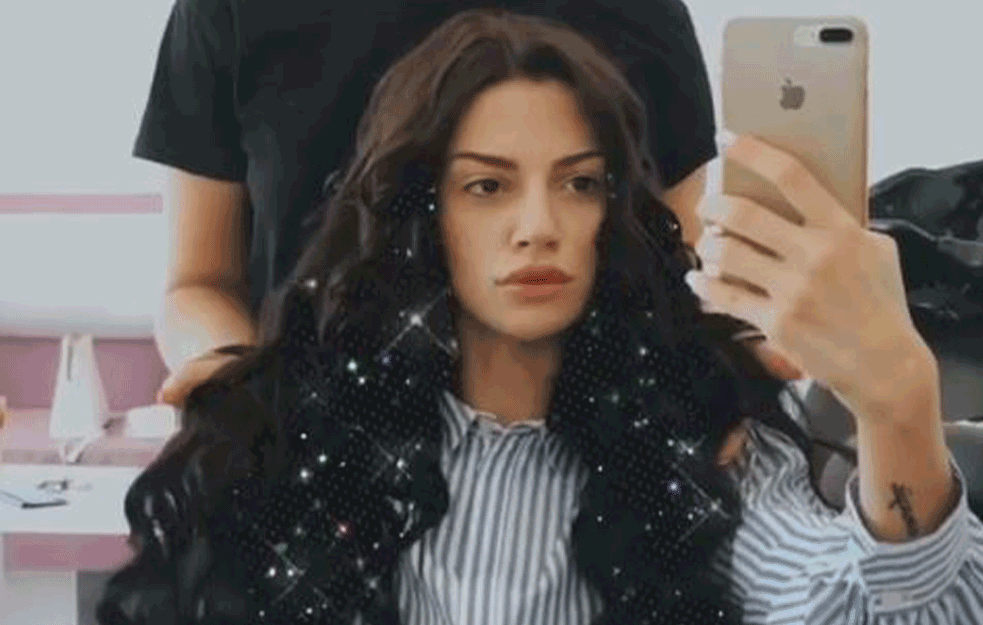 TARA SIMOV SE SEKLA STAKLOM: Nakon svađe sa ŠA besna PRAVILA SCENE! (VIDEO)


