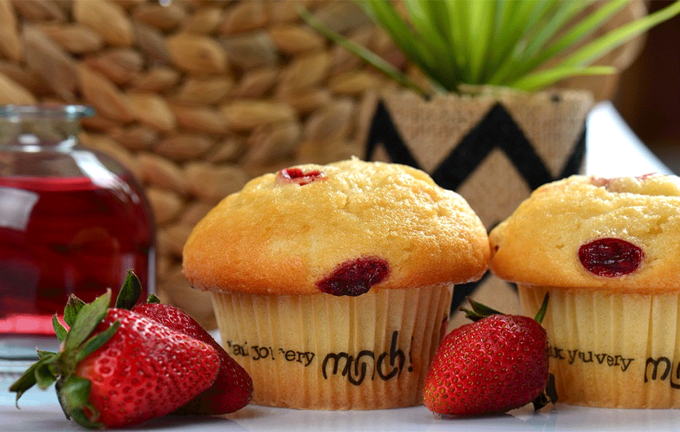 RECEPT ZA DESERT U KOM ĆE UŽIVATI CELA VAŠA PORODICA: <span style='color:red;'><b>Mafini</b></span> s jagodama, neodoljivog ukusa, a laki za pripremu (FOTO)