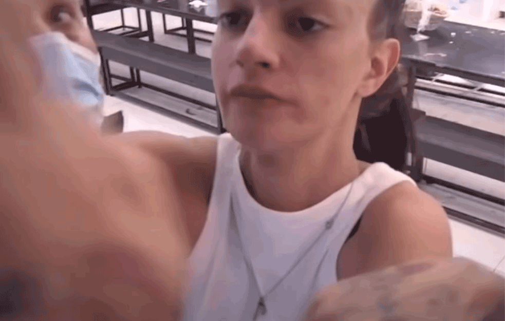 "ALEKSIĆI SLAVE, SNAJKA ZA PONOS!": Tara Simov LOMILA sve po Beloj kući! (VIDEO)


