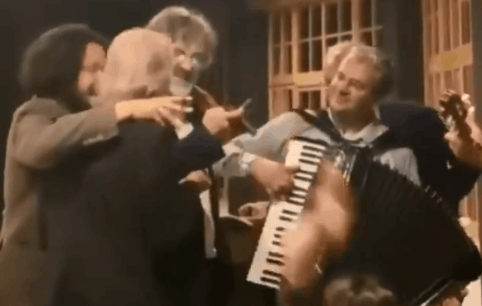 A U ANDRIĆGRADU FEŠTA: Ovako Handke, Kusturica i Bazdulj pevaju ‘<span style='color:red;'><b>Romani</b></span>ju’ (VIDEO)