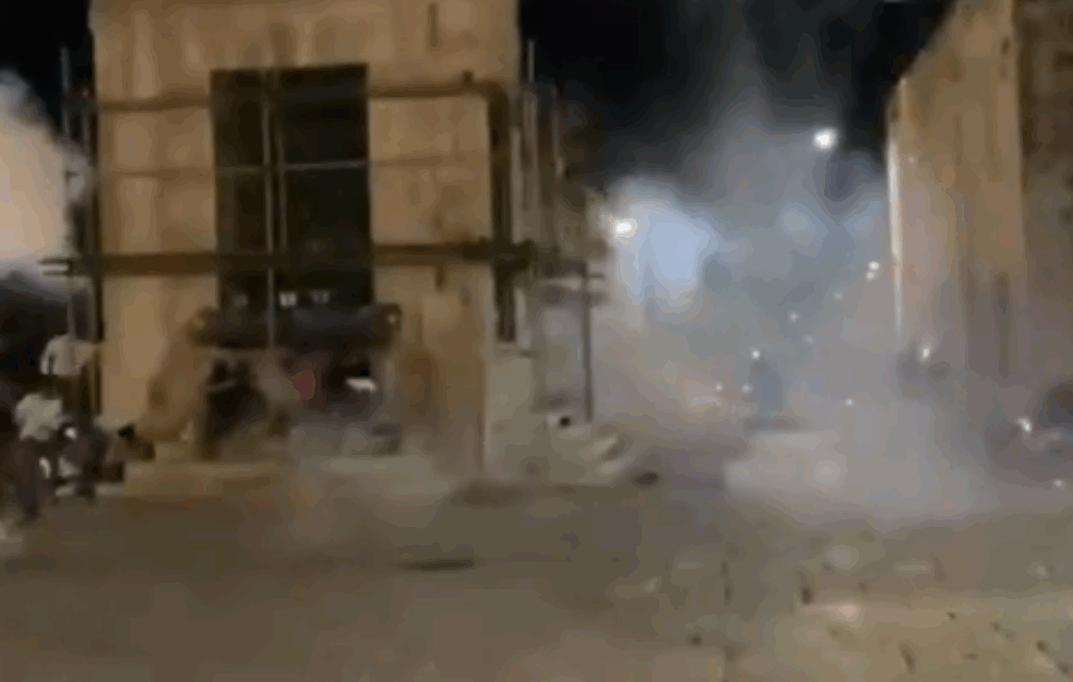 JEZIVE SCENE SA ULICA JERUSALIMA: U sukobu policije i muslimanskih vernika povređeno na desetine ljudi (VIDEO) 