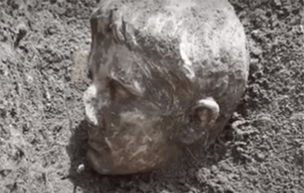 ZNAČAJNO OTKRIĆE <span style='color:red;'><b>ARHEOLOG</b></span>A: Pronađena mermerna glava prvog rimskog cara  Oktavijana Avgusta stara 2.000 godina (FOTO+VIDEO)