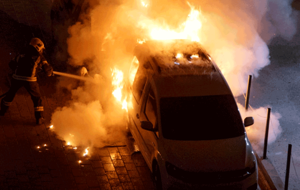 ZAPALIO SE AUTO U POKRETU NA PUTU U VRANIĆIMA: Vatrogasci pokušavali da ugase požar!
