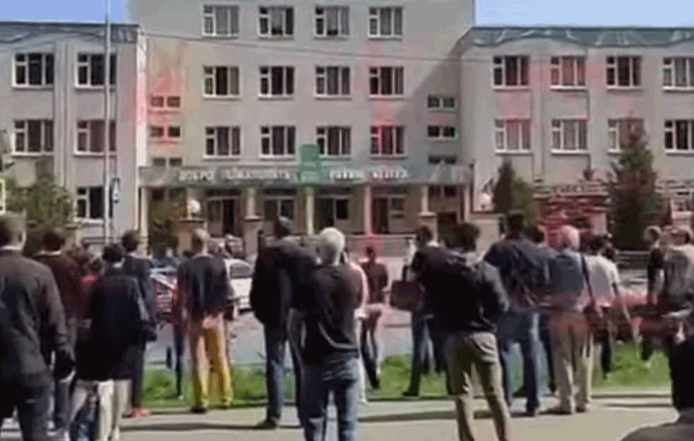 OVO JE TINEJDŽER koji je napravio MASAKR U ŠKOLI U RUSIJI: Jedan NAPADAČ UBIJEN, drugi UHAPŠEN (VIDEO) 










