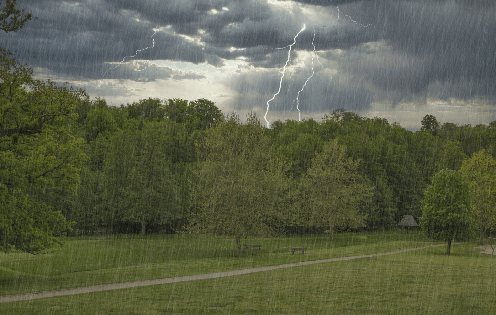DANAS NA SNAZI ŽUTI METEO ALARM: Izdato upozorenje na OLUJNE UDARE VETRA, PLJUSKOVE I GRMLJAVINU!