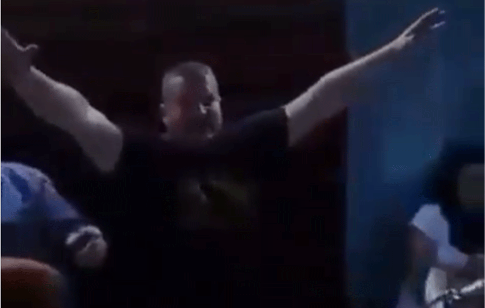URNEBESNA SCENA SA SRPSKE SVADBE: Šta se dešava kada kuma pogodi pesma, a prase poleti...(VIDEO)