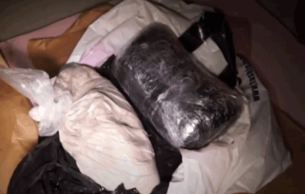 BURNA NOĆ ZA POLICIJU U BEOGRADU: Uhapšeni dileri, pronađen čitav arsenal oružja, <span style='color:red;'><b>zaplenjen kokain</b></span> i novac! (VIDEO)