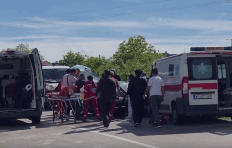 SNIMAK TEŠKE NESREĆE KOD SVRLJIGA: Poginula žena, a tri osobe TEŠKO POVREĐENE u sudaru SANITETSKIH KOLA i 'RENOA' (VIDEO)