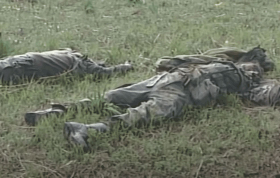 STRAVIČAN SNIMAK! Pripadnici OVK kopaju RAKU i bacaju UBIJENE SRPSKE VOJNIKE NA KOŠARAMA! (UZNEMIRUJUĆI VIDEO)



