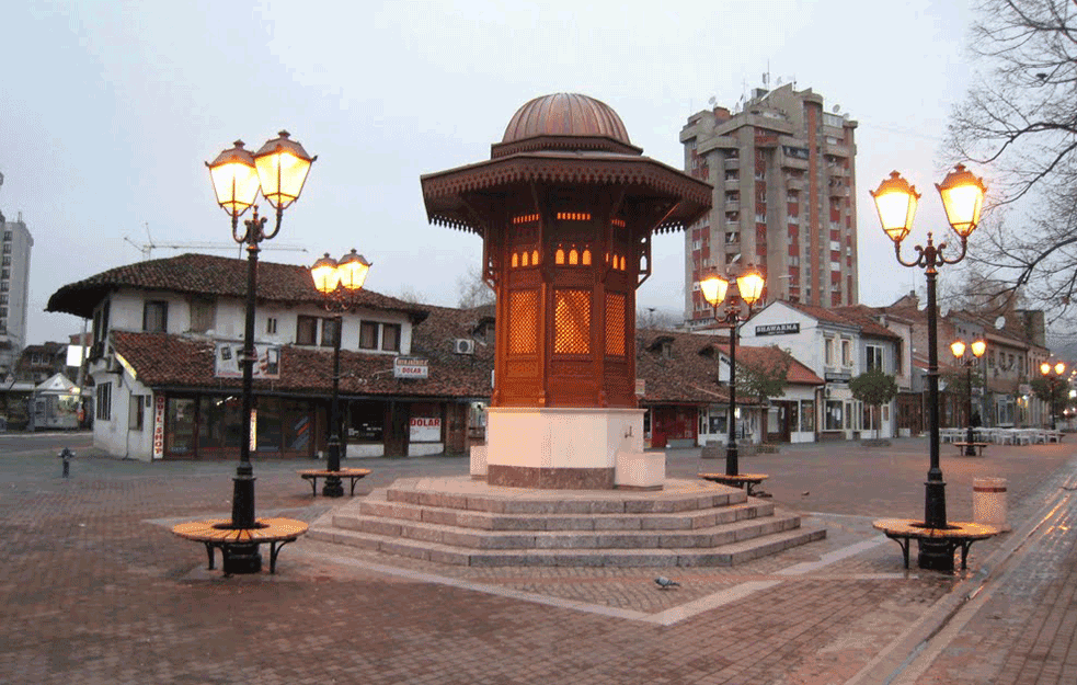 JEZIVI OBRAČUN U NOVOM PAZARU: Potegli sekiru i pištolj, RANJENA SLUČAJNA PROLAZNICA! 

